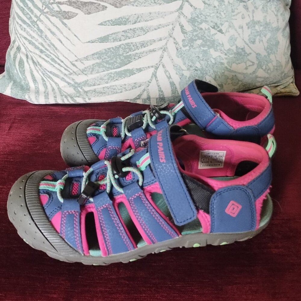 girls hiking sandals/water